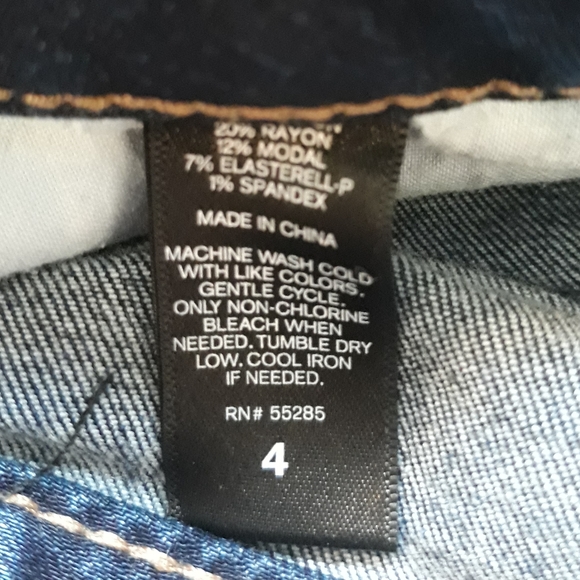 Express Shortie Rolled Cuff Denim Jean - Shorts Size 4 Dark Wash Shorts - Picture 6 of 10